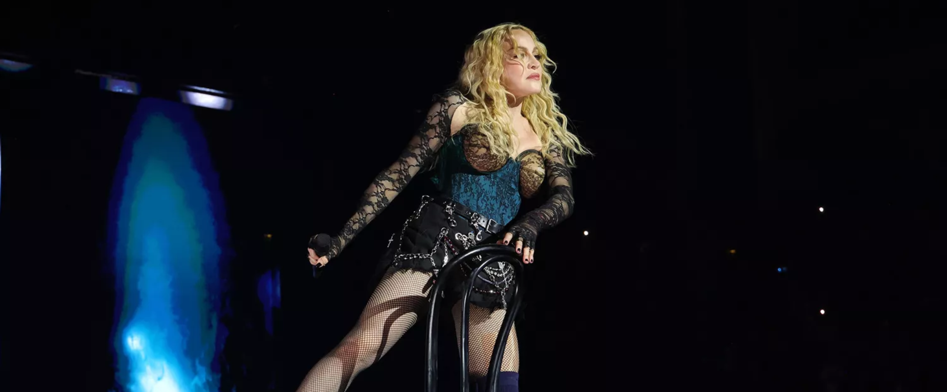 Madonna cayó en el escenario mientras daba un concierto