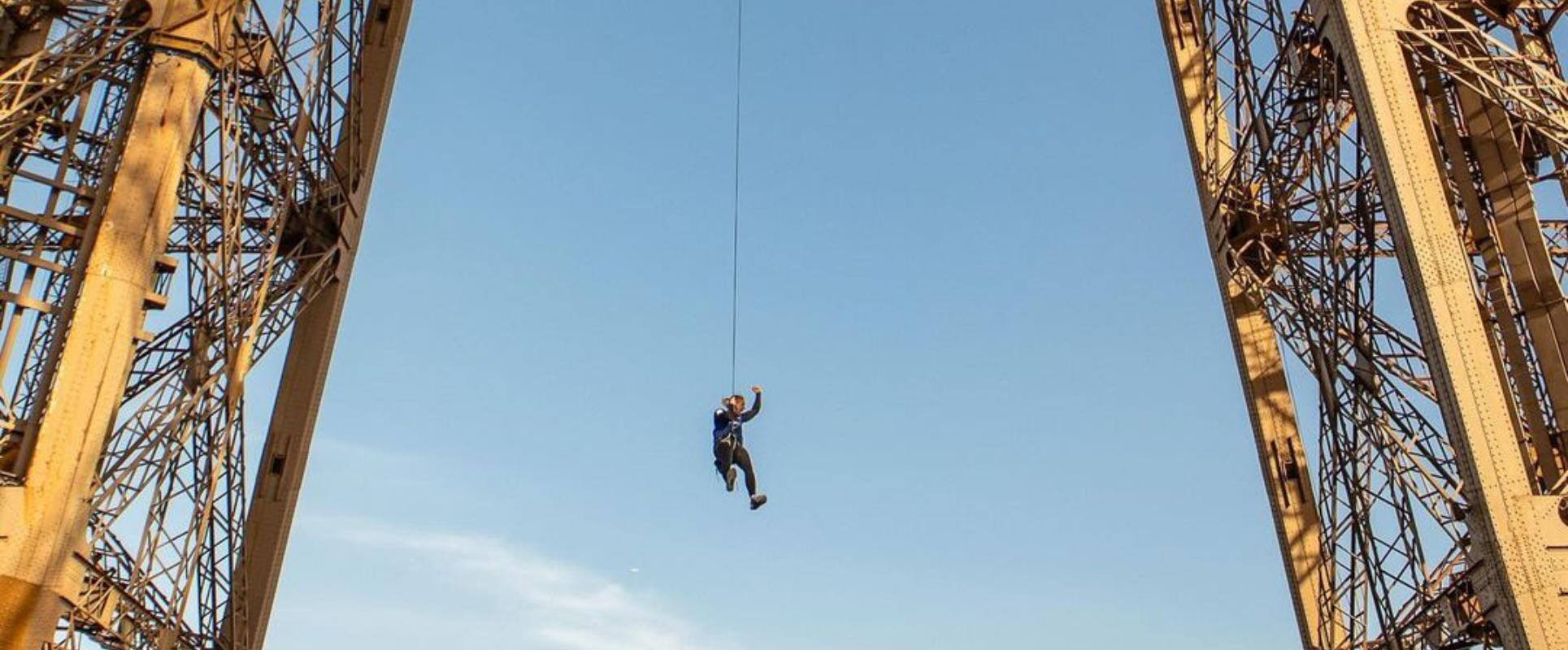 Mujer escala la Torre Eiffel con una cuerda y rompe récord mundial
