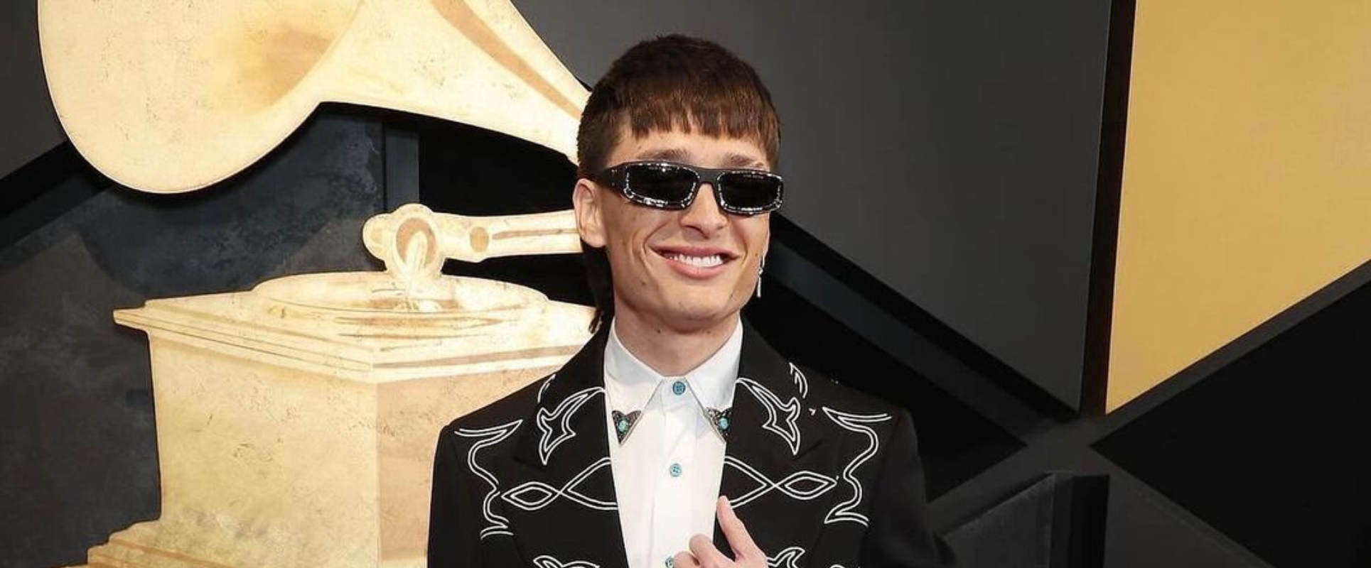 Peso Pluma rompe récord Guinness como el artista latino más visto