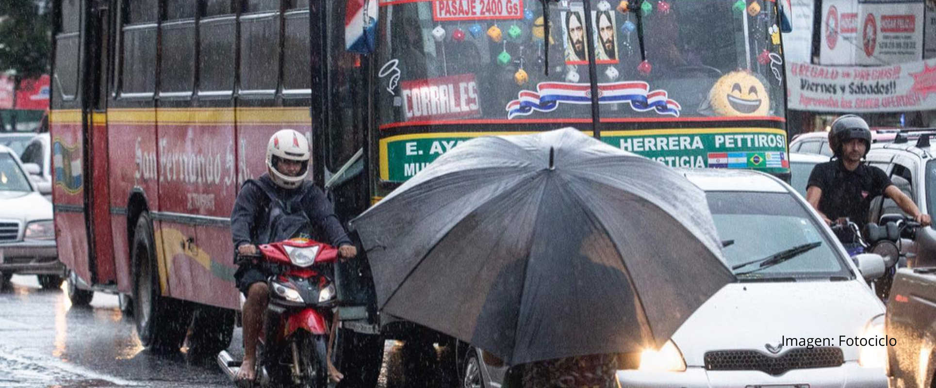 Insólito: Usan paraguas dentro del colectivo