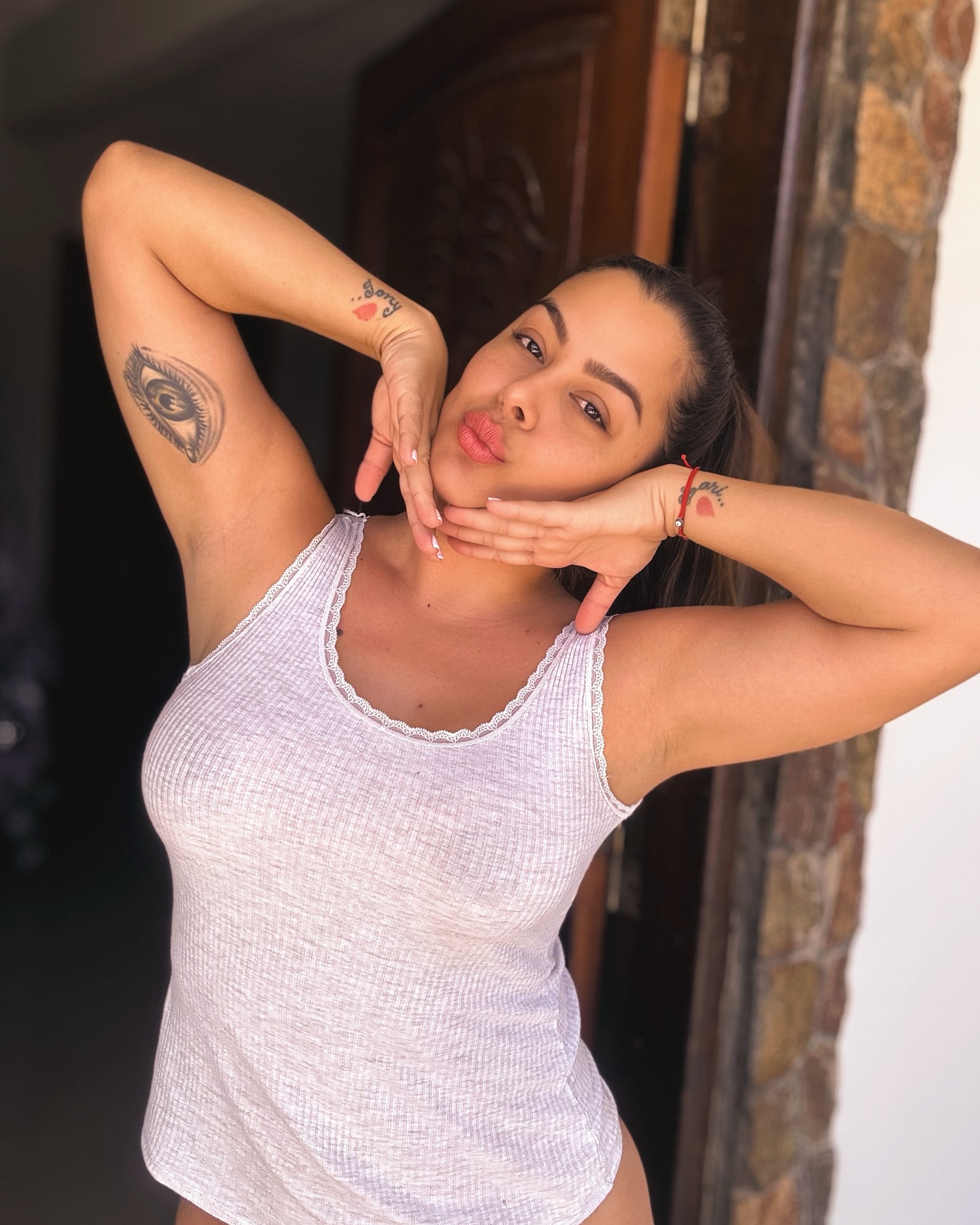 ¡Larissa Riquelme comenzó el año limpiando en tanga!