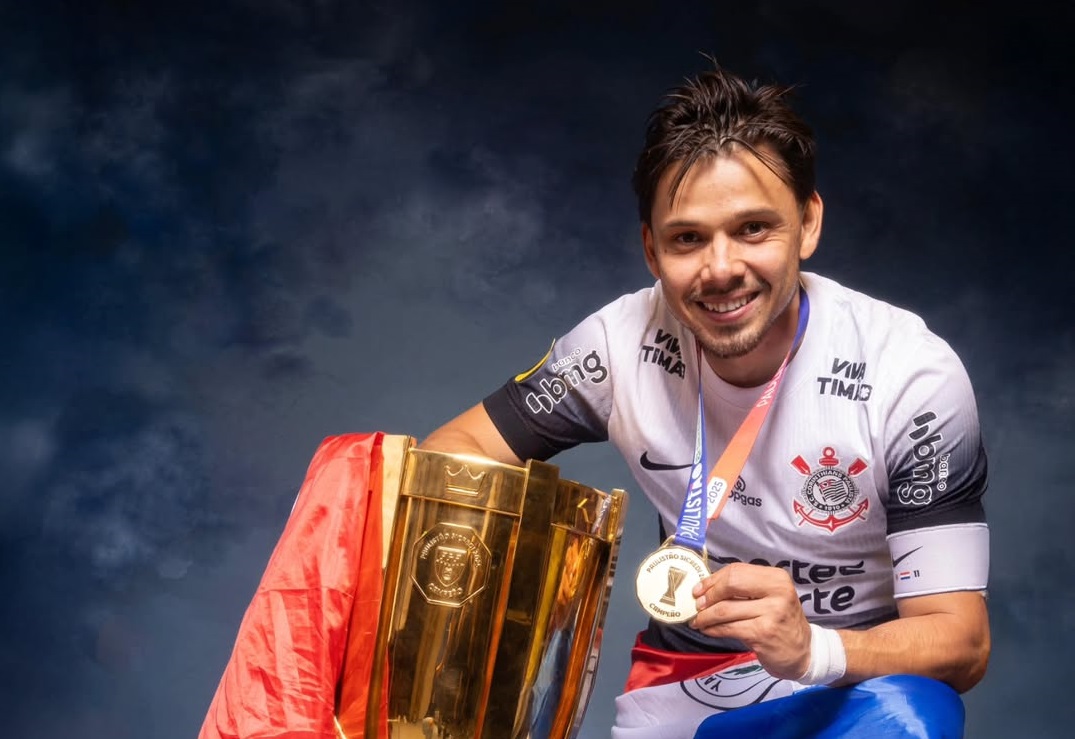 Ángel Romero, campeón con la bandera paraguaya en alto