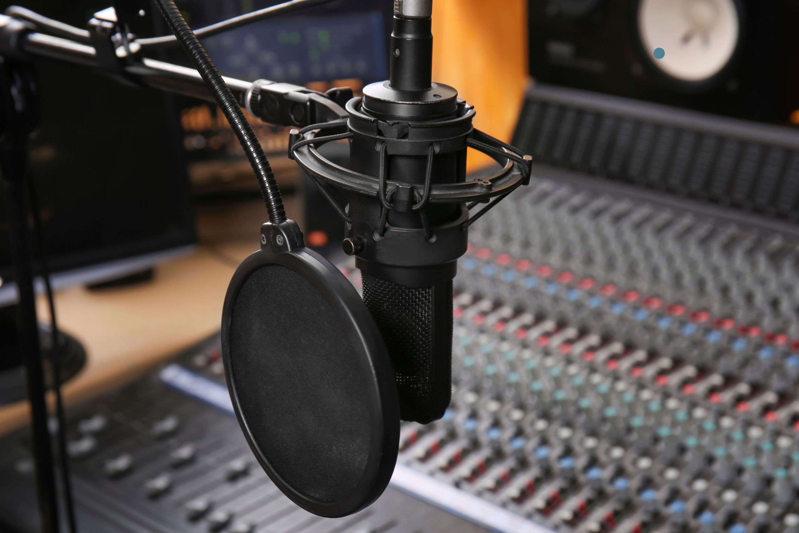 ¡Hoy es el Día del Locutor y del Operador de Radio!