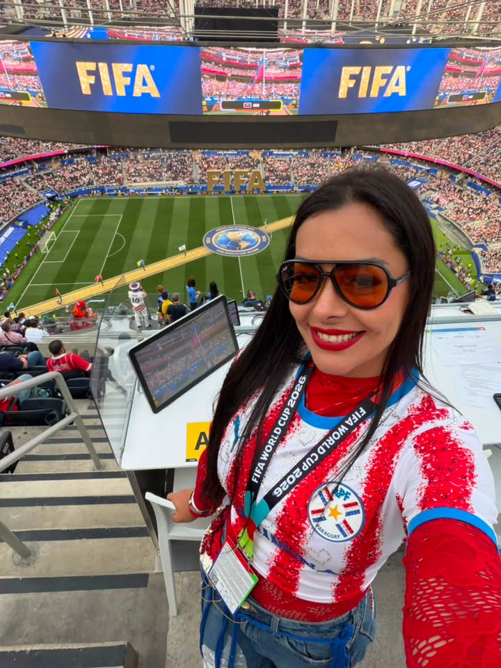 Lari Riquelme culminó su carrera universitaria: Va por su maestría en España